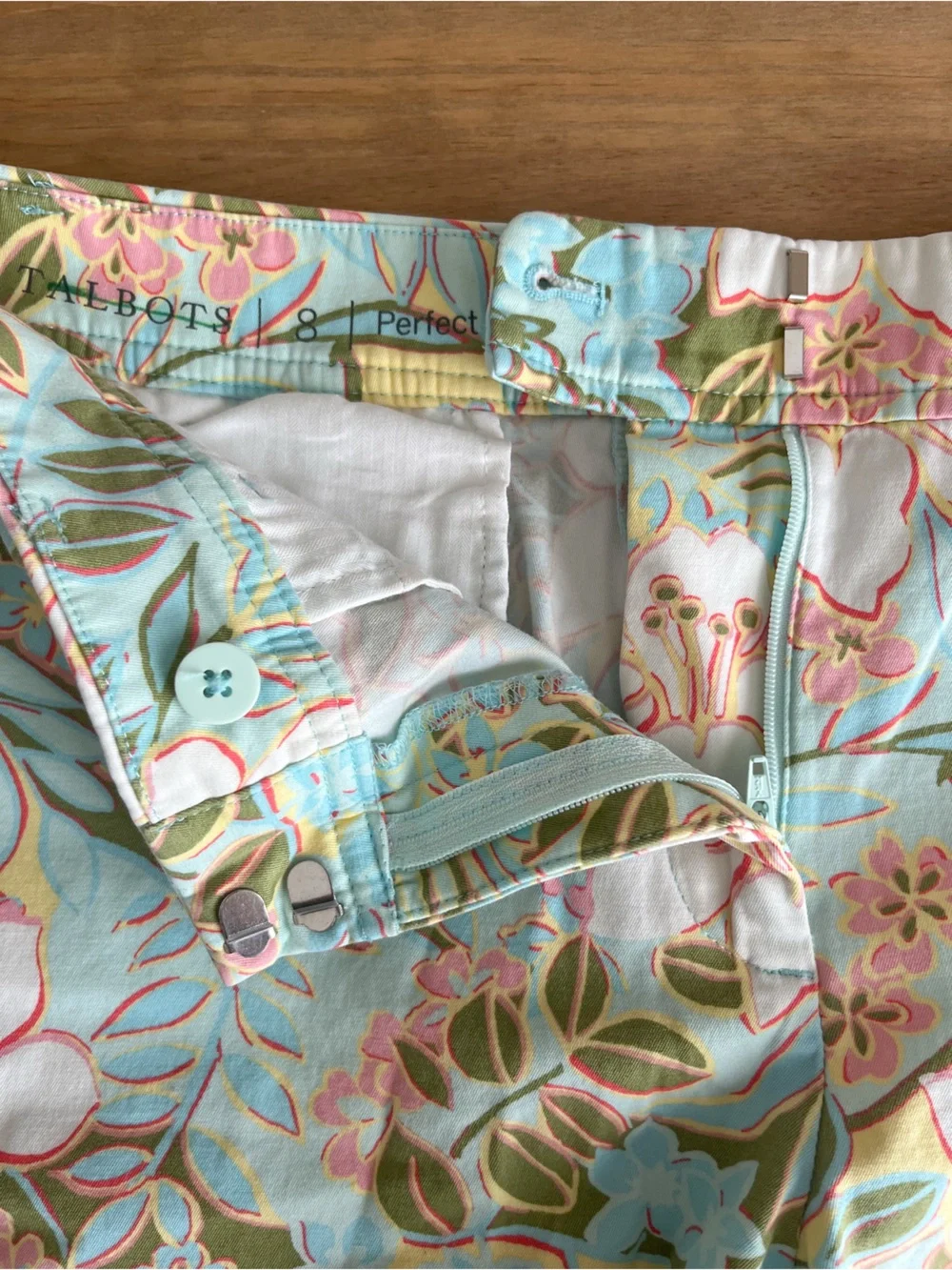 TALBOTS Perfect Shorts Hibiscus Floral Chino 10.5” Tropical Preppy  Women’s 8